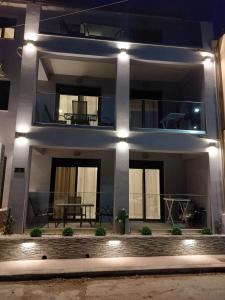 uma casa com luzes na frente à noite em ELITE LUXURY APARTMENTS em Argostólion