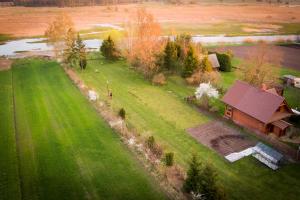 una vista aerea di una casa in un campo di Sosnowy domek w rezerwacie nad Narwią a Bokiny