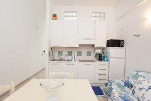 A kitchen or kitchenette at Porto Coda Cavallo Beach House a 300 mt dal mare, con terrazza panoramica