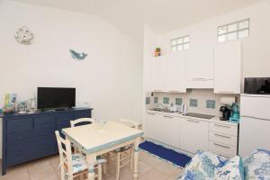 A kitchen or kitchenette at Porto Coda Cavallo Beach House a 300 mt dal mare, con terrazza panoramica