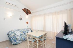 A seating area at Porto Coda Cavallo Beach House a 300 mt dal mare, con terrazza panoramica