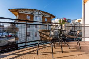 eine Terrasse mit einem Tisch und Stühlen auf dem Balkon in der Unterkunft Apartment CHOPIN in Marienbad