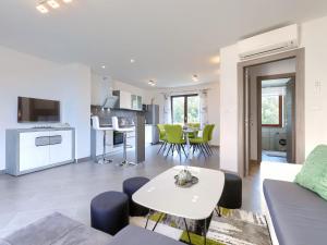 - un salon avec un canapé et une table dans l'établissement Apartment Joy by Interhome, à Pula