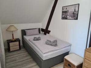 Una cama o camas en una habitación de Pension Domke