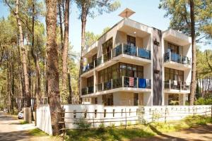 un grande edificio bianco con alberi di fronte di kaprovani Kako a Shekhvetili