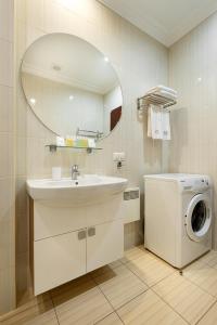 bagno con lavandino e lavatrice di Greguar Hotel by UHM a Kiev