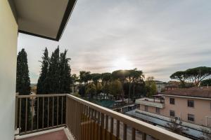 balcone con vista sulla piscina e sugli alberi di HOTEL CONCORDIA a Montecatini Terme