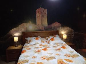 ein Schlafzimmer mit einem Bett mit einem Uhrturm im Hintergrund in der Unterkunft Quinta da Pedra Grande in Monsanto