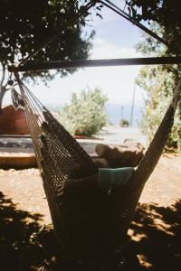 eine Person, die in einer Hängematte im Hof liegt in der Unterkunft Madeira Sunset Cottage - Nature Retreat in Ponta do Pargo