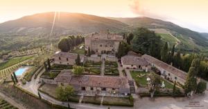 - une vue aérienne sur un château dans les montagnes dans l'établissement Castello Di Meleto, à Gaiole in Chianti