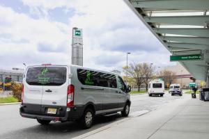 Holiday Inn Newark International Airport في نيوآرك: وجود سيارة فان متوقفة عند محطة وقود