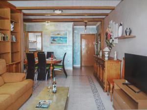 uma sala de estar com um sofá e uma mesa em Piso en ayamonte em Ayamonte