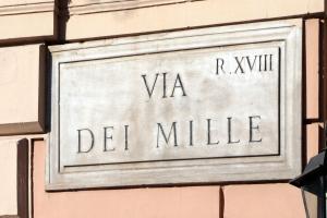 um sinal num edifício que lê va del millille em Hotel Dei Mille em Roma