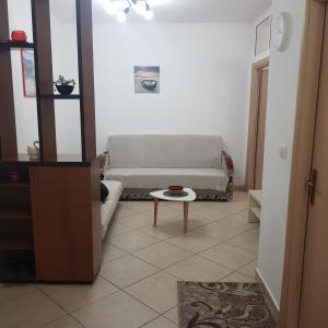 A bed or beds in a room at shtepi plazhi