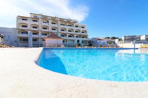 Swimming pool sa o malapit sa Bellavista Jardim By BeGuest