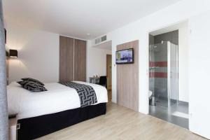 Cama ou camas em um quarto em Tulip Inn Massy Palaiseau - Residence