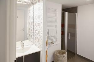 Um banheiro em Tulip Inn Massy Palaiseau - Residence