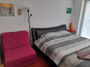 Llit o llits en una habitació de Honey Apartment