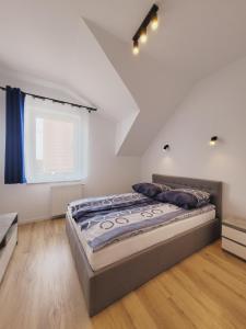 Cama ou camas em um quarto em Apartamenty Morski Brzeg - Sauna, Balia