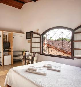 1 dormitorio con 1 cama con 2 toallas en Giprita Wellness Hotel Ubatuba, en Ubatuba