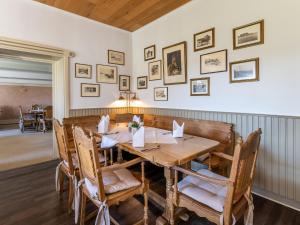 uma sala de jantar com uma mesa de madeira e cadeiras em Nordsee-Hotel Arlau-Schleuse em Husum