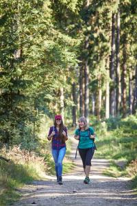 Asiakkaita majoituspaikassa Land-gut-Hotel am Ring