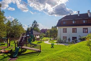 um parque infantil num quintal ao lado de uma casa em Hotel Kazimierzówka em Kazimierz Dolny