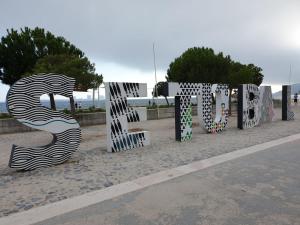 Znak z napisem "Sztuka na ulicy" w obiekcie Setúbal Health Beach w mieście Setúbal