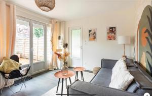 sala de estar con sofá y mesa en Le 102, Maison avec Terrasse et parking Gare de ROUEN, en Rouen