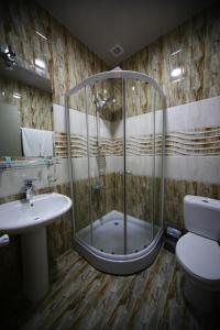 Un baño de Discovery Hotel