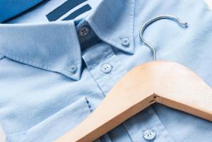 uma camisa azul com um cabide de madeira em Holiday Inn Melbourne Airport, an IHG Hotel em Melbourne