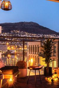 balcón con vistas a la ciudad por la noche en Modern Apartment - Amazing Terrace and Fjord View, Close to City Center, en Bergen