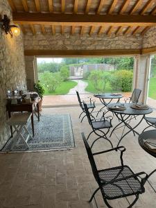 un patio con mesas y sillas en Saturnia Country Villas, en Saturnia