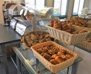 twee manden brood en gebak op een toonbank bij Hotel le Pasteur in Royan