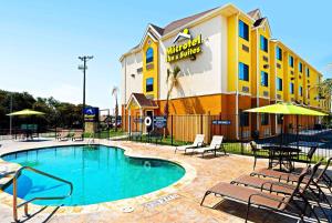 สระว่ายน้ำที่อยู่ใกล้ ๆ หรือใน Microtel Inn & Suites by Wyndham New Braunfels I-35