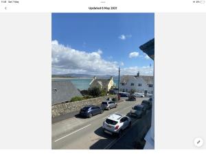 - une vue sur une rue avec des voitures garées sur la route dans l'établissement 6 Afallon, Beachside holiday house, à Criccieth