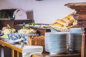 een tafel met borden en manden met eten bij penzion Dvorce in Třeboň