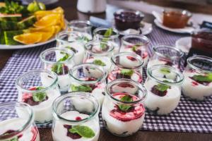 een groep glazen gevuld met voedsel op een tafel bij penzion Dvorce in Třeboň