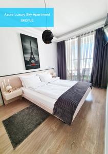 1 dormitorio con cama grande y ventana grande en Azure Luxury Sky Apartment, en Skopje