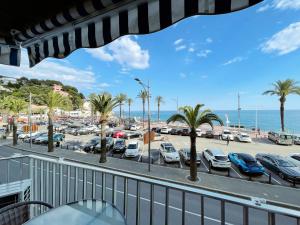 Blick auf einen Parkplatz mit Palmen und das Meer in der Unterkunft Happy LLoret in Lloret de Mar