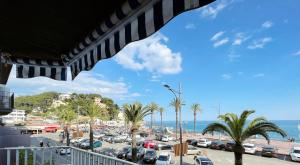 Blick auf einen Parkplatz mit Palmen und das Meer in der Unterkunft Happy LLoret in Lloret de Mar