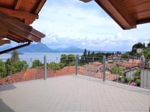 einen Balkon mit Blick auf das Wasser in der Unterkunft Casa Betty in Baveno