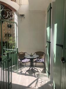 Фотография из галереи Vieil Antibes, ravissant 2p avec petite terrasse в Антибе