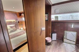 Postel nebo postele na pokoji v ubytování VIP Paris Yacht Hôtel & Spa