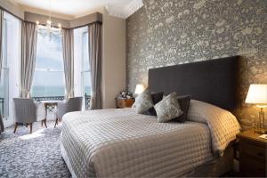 Tempat tidur dalam kamar di Langham Hotel Eastbourne