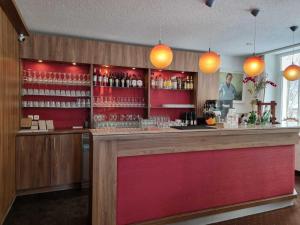 um bar num restaurante com luzes laranja em Rathaushotels Oberwiesenthal All Inclusive em Kurort Oberwiesenthal