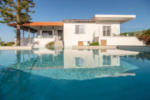 La alberca dentro o cerca de Queen's Gem Luxury Villa - Heated Jacuzzi & Pool