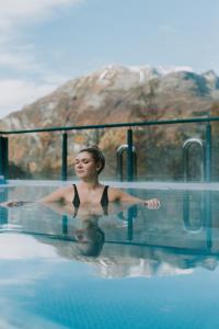 een vrouw in een zwembad bij Hotel Union Geiranger Bad & Spa in Geiranger