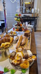 una mesa llena de diferentes tipos de pan y repostería en St-Georges IV, en Ypres