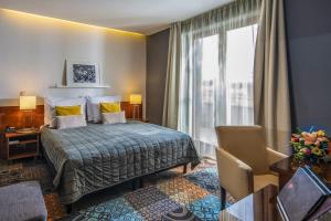 Habitación de hotel con cama y ventana en Budapest Airport Hotel Stáció Wellness & Konferencia, en Vecsés